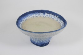 Tray with pedestal