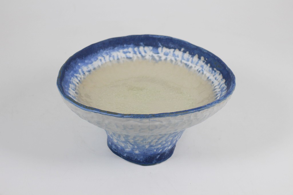 Tray with pedestal