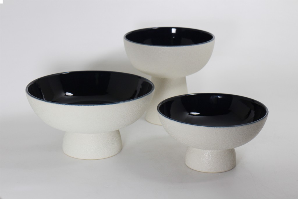Tray with pedestal