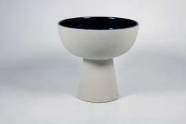 Tray with pedestal