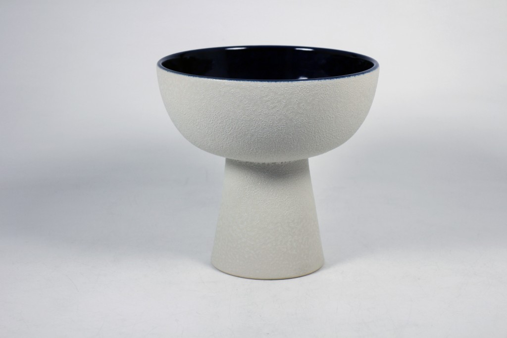 Tray with pedestal