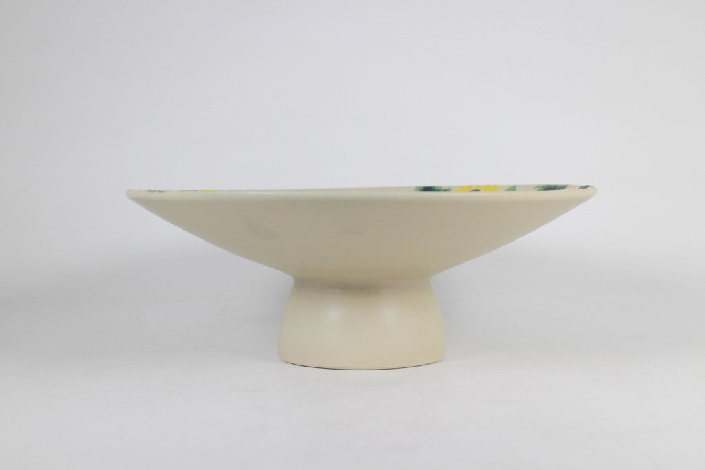 Tray with pedestal