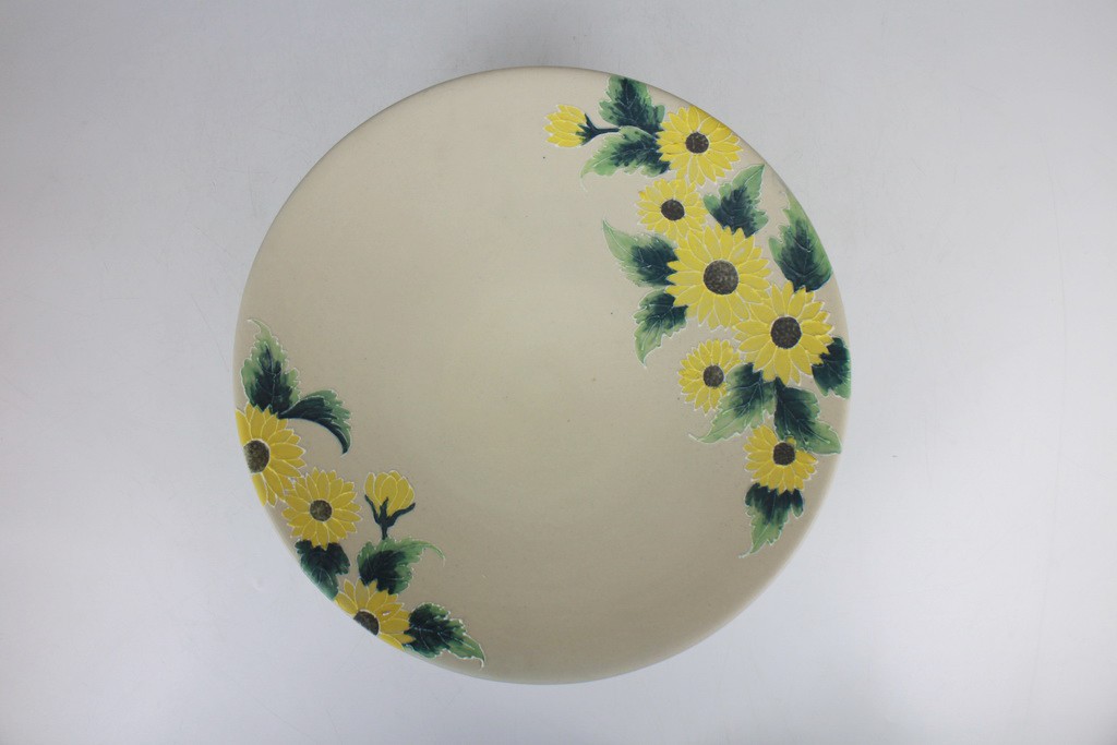 Tray with pedestal