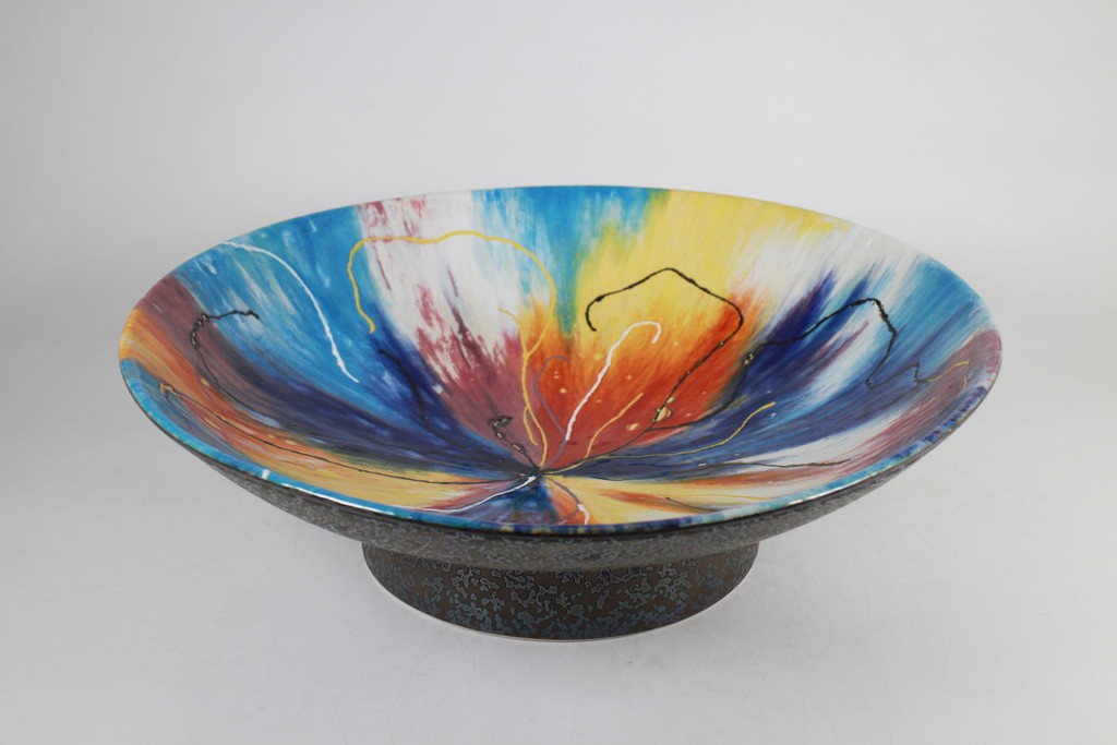 Tray with pedestal