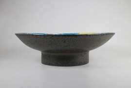 Tray with pedestal