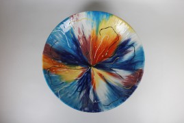 Tray with pedestal