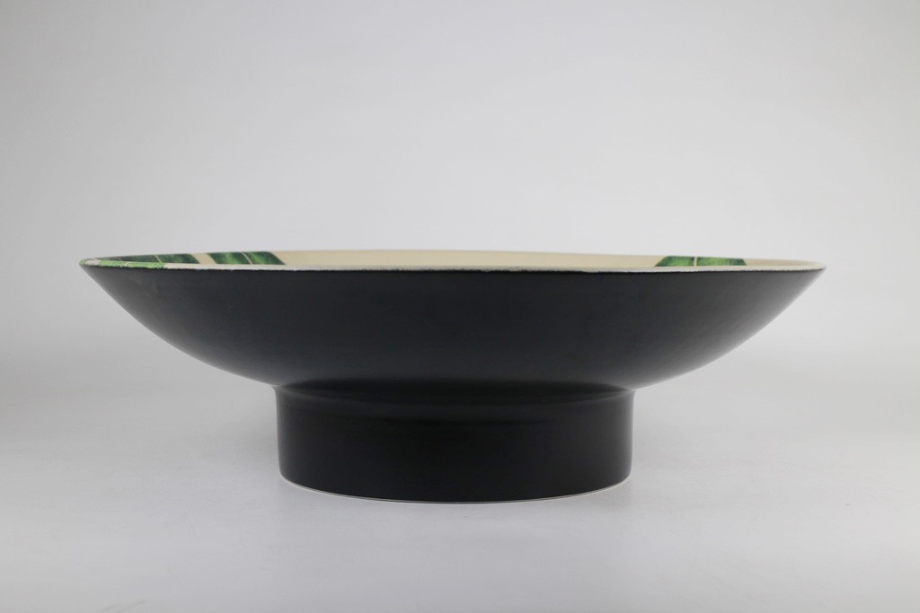 Tray with pedestal