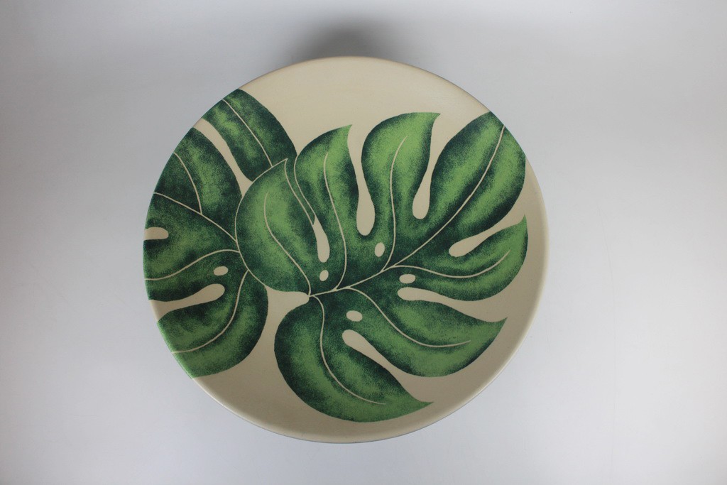 Tray with pedestal