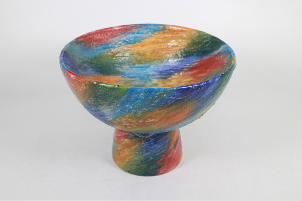 Tray with pedestal