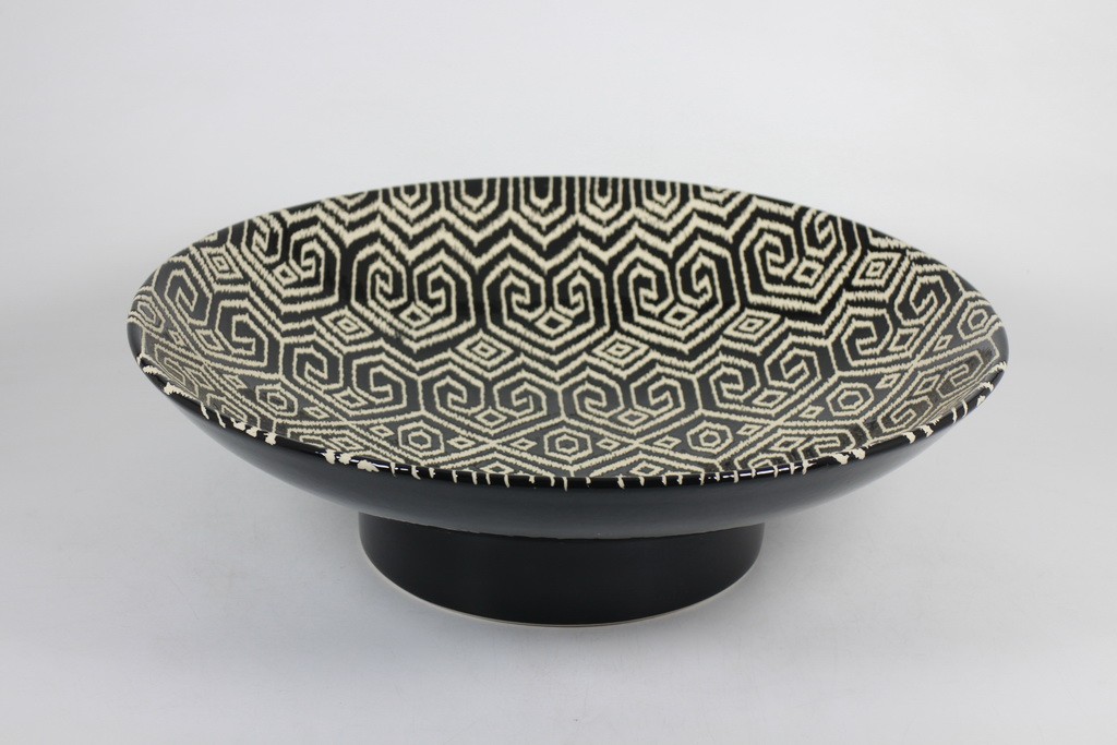 Tray with pedestal