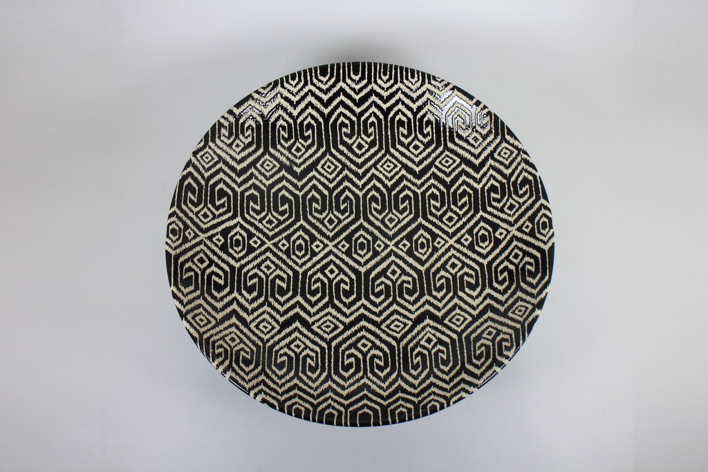Tray with pedestal
