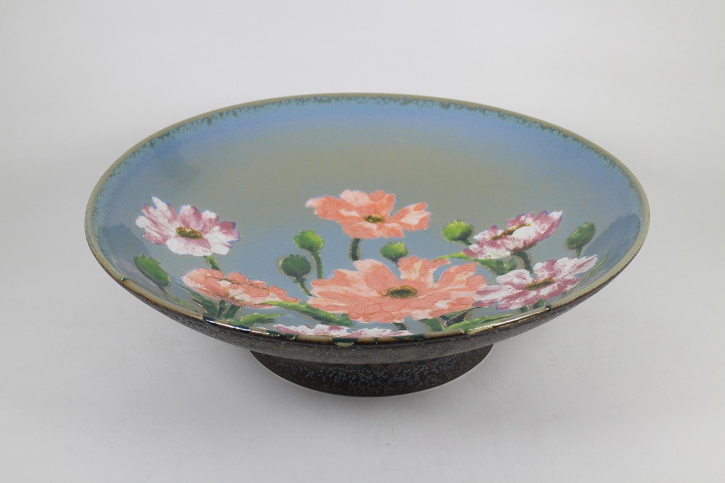 Tray with pedestal