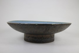 Tray with pedestal