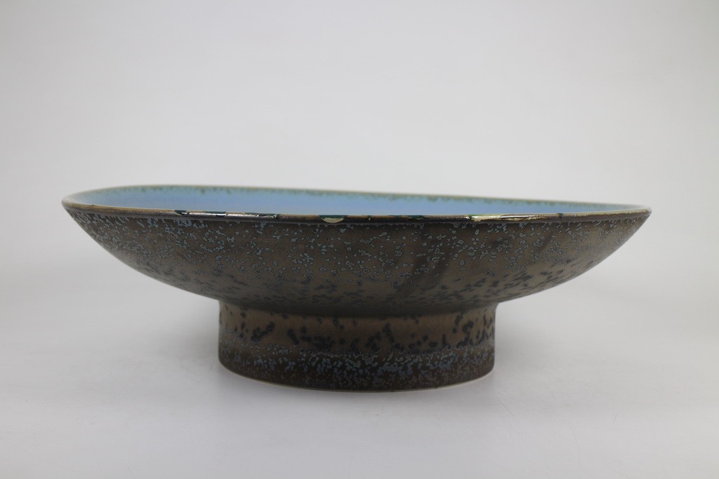 Tray with pedestal