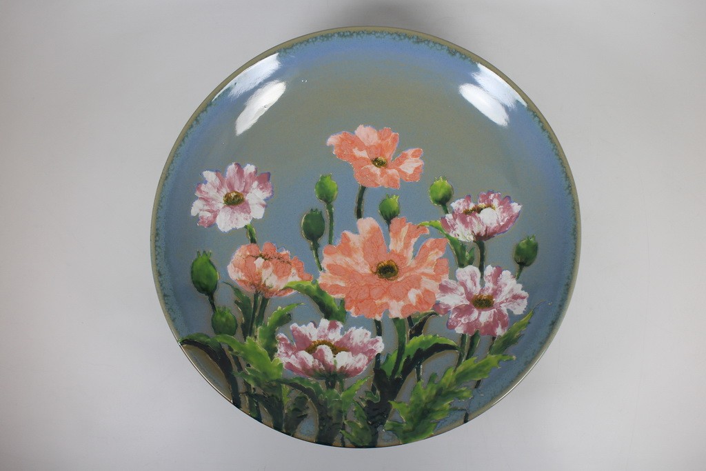 Tray with pedestal
