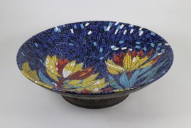 Tray with pedestal