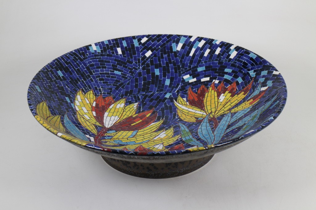 Tray with pedestal