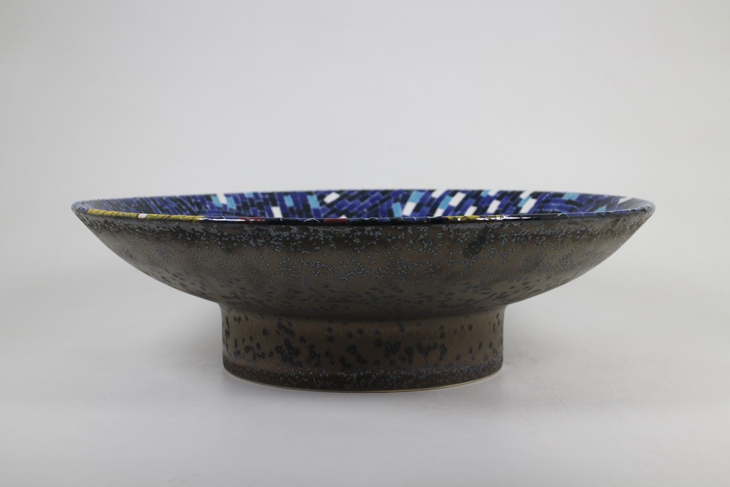Tray with pedestal
