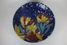 Tray with pedestal