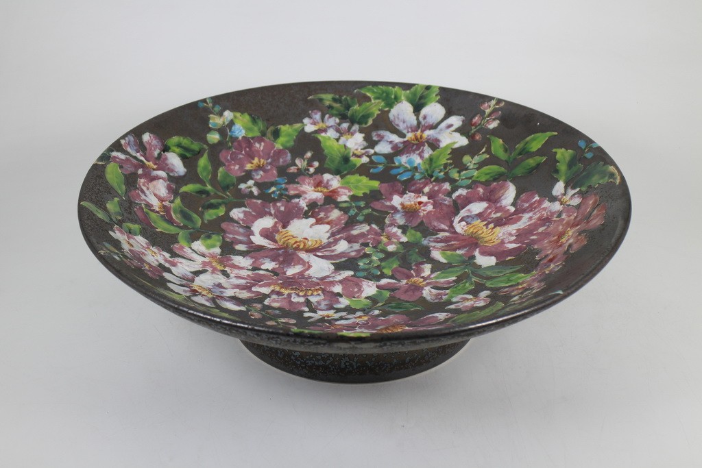 Tray with pedestal