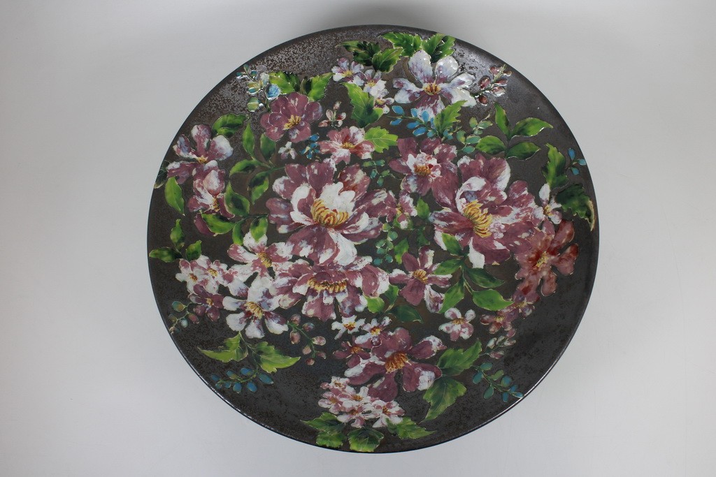 Tray with pedestal