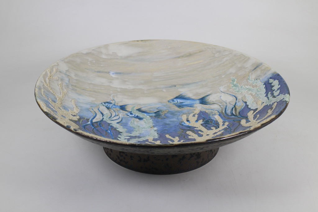 Tray with pedestal