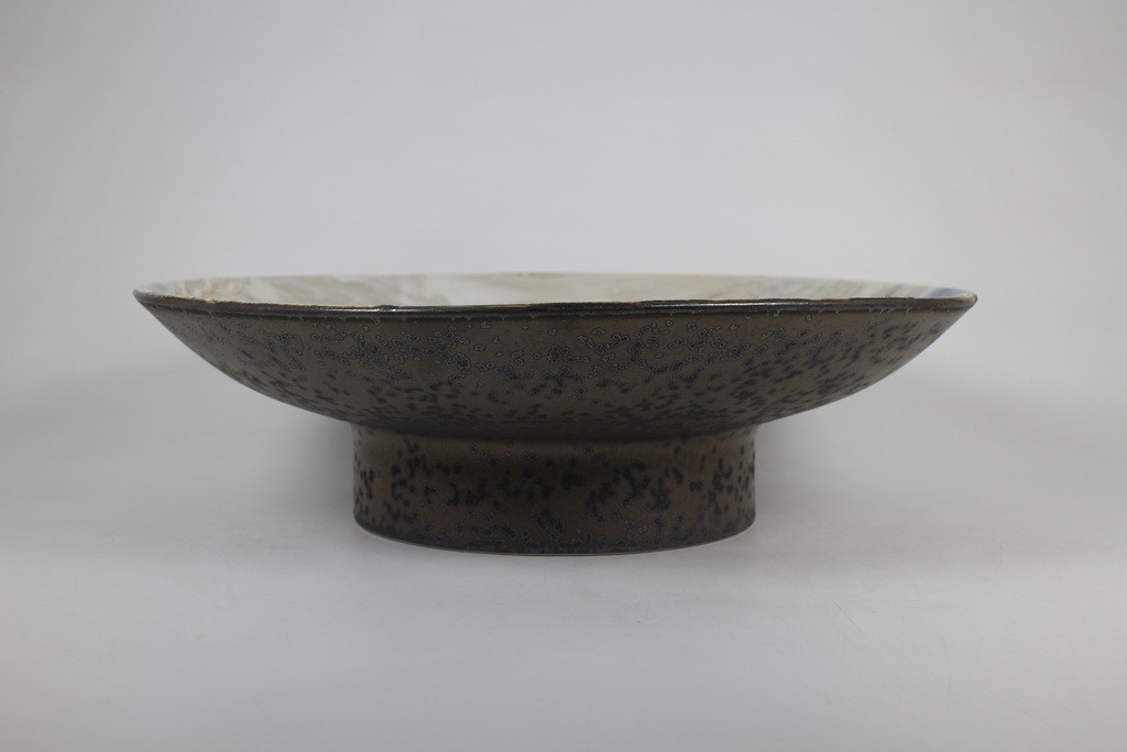 Tray with pedestal