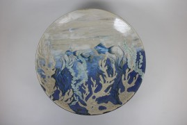 Tray with pedestal