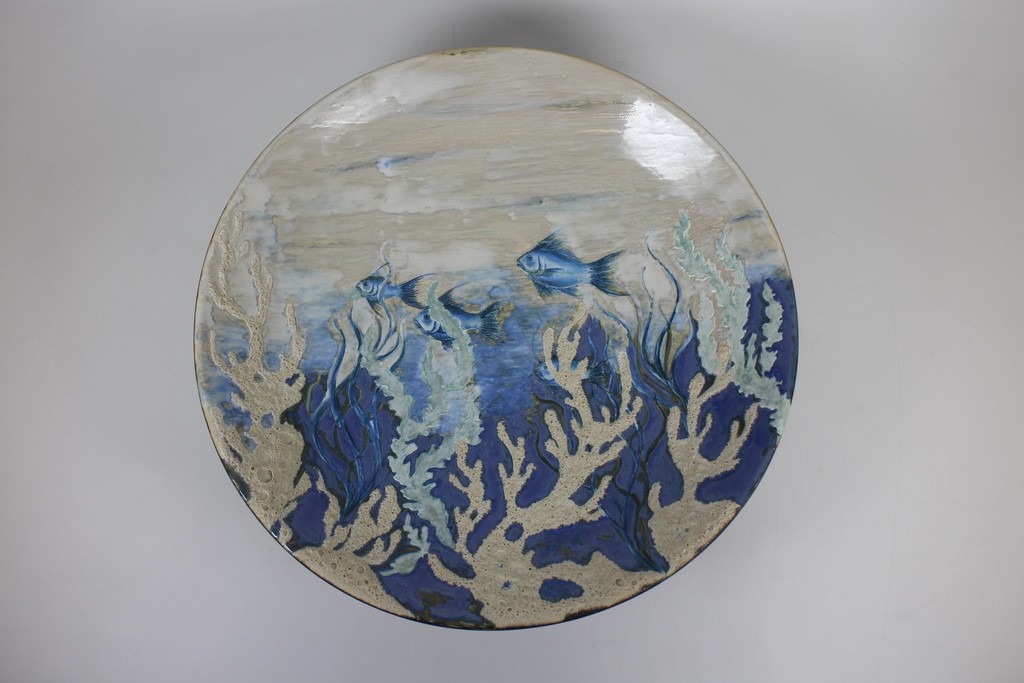 Tray with pedestal