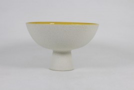 Tray with pedestal