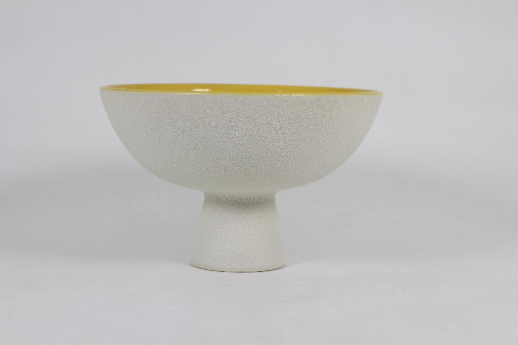 Tray with pedestal