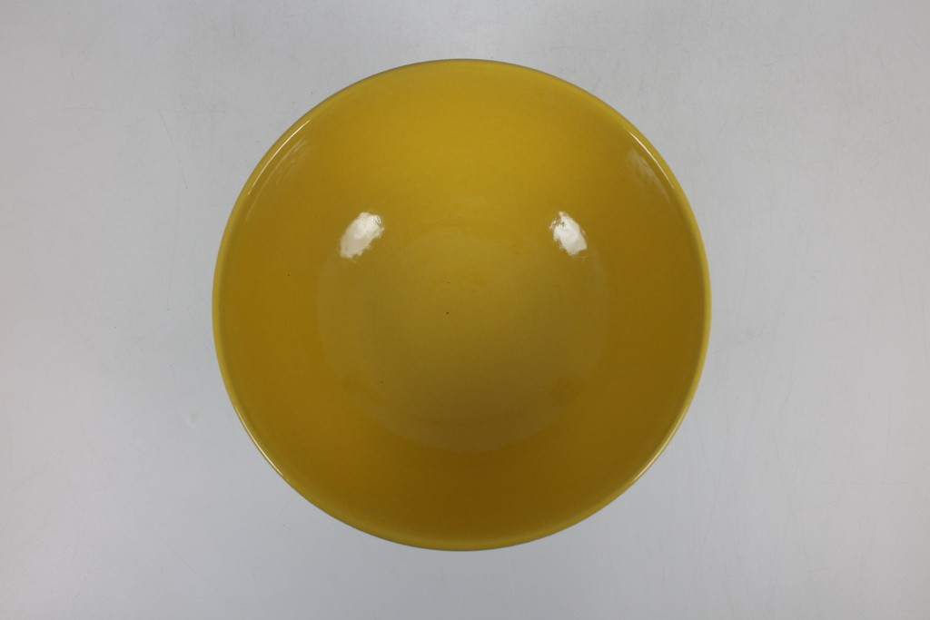 Tray with pedestal