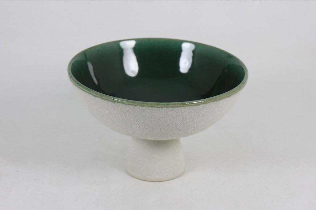 Tray with pedestal