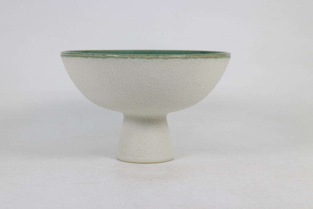 Tray with pedestal