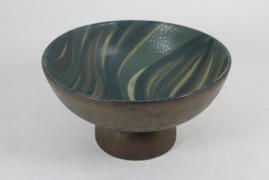 Tray with pedestal