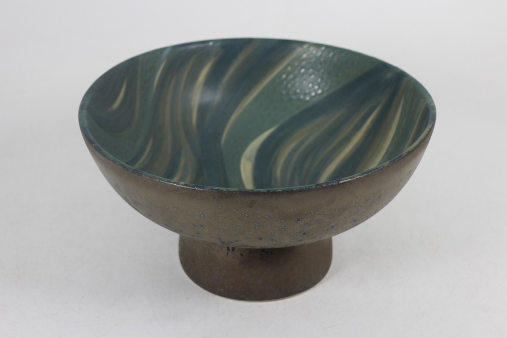 Tray with pedestal