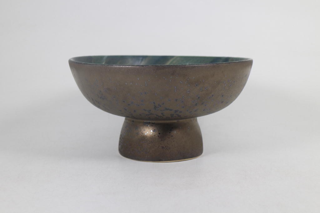 Tray with pedestal