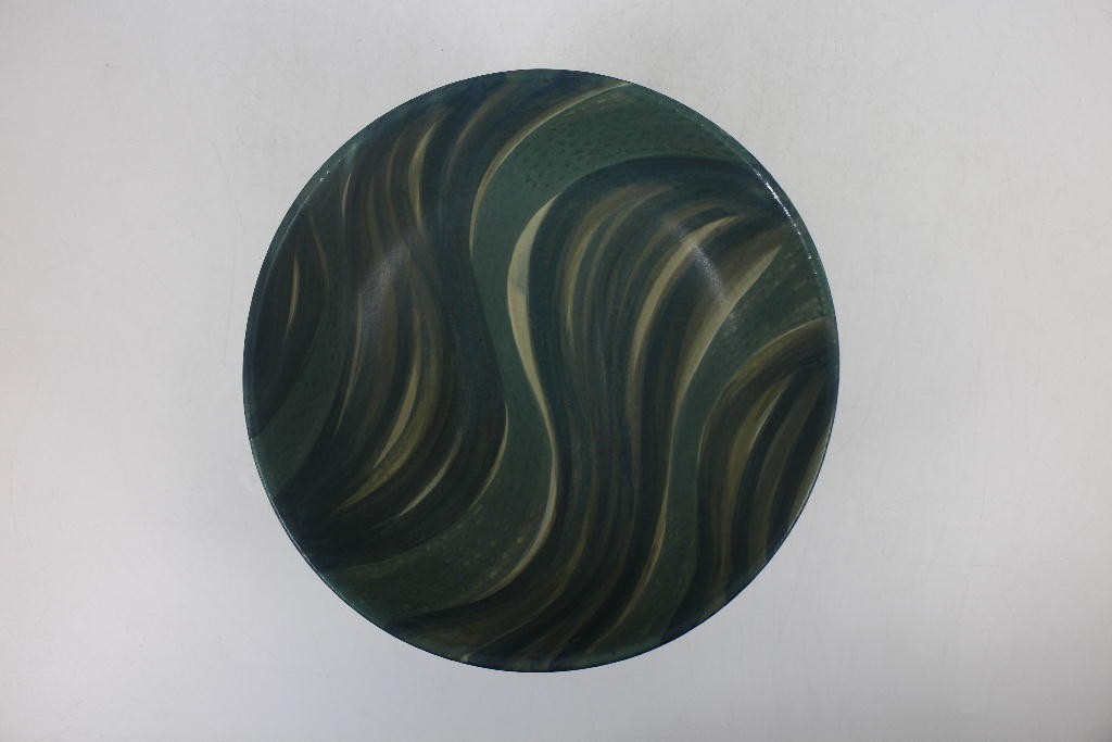 Tray with pedestal