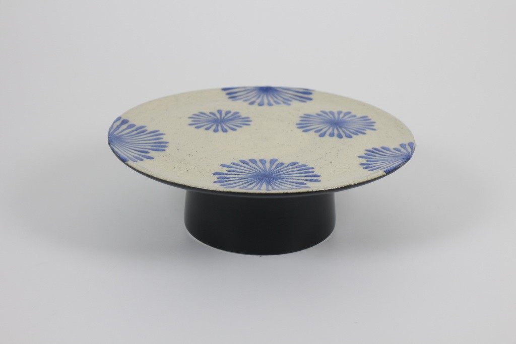 Tray with pedestal