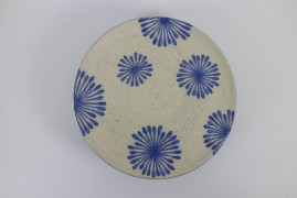 Tray with pedestal
