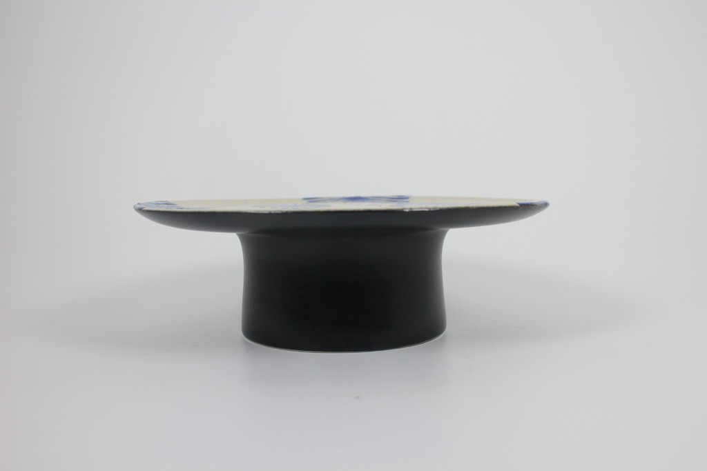 Tray with pedestal