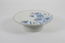 Tray with pedestal