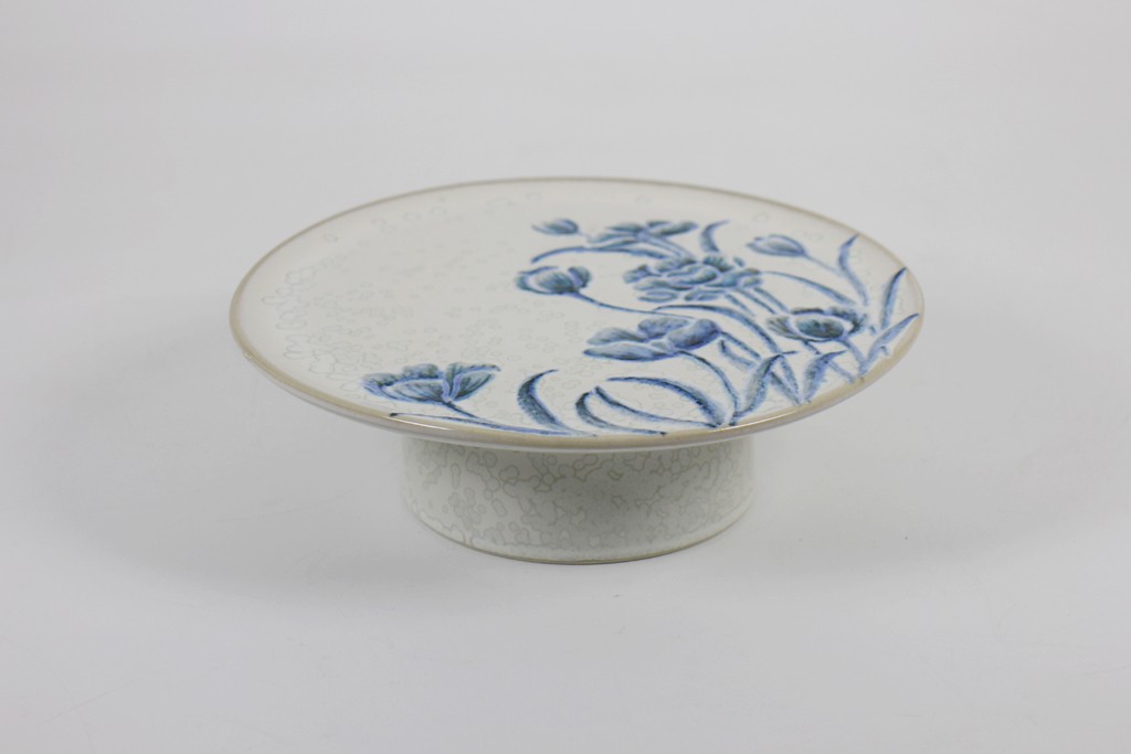 Tray with pedestal