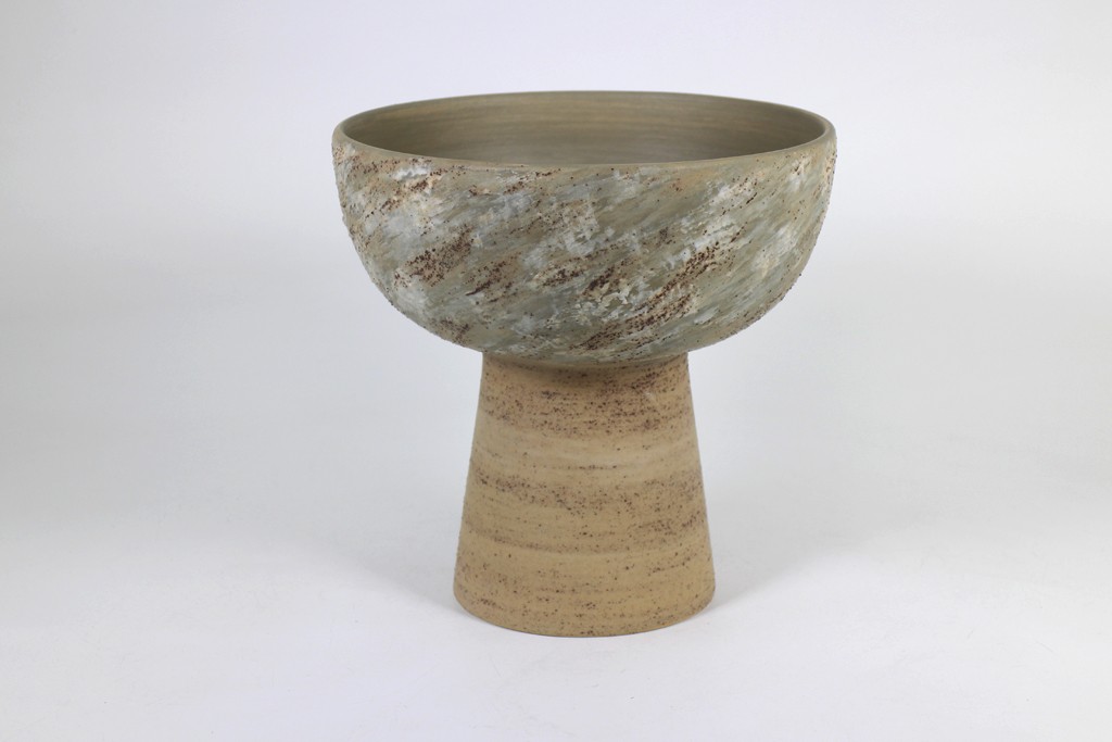Tray with pedestal