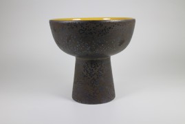 Tray with pedestal