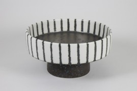 Tray with pedestal