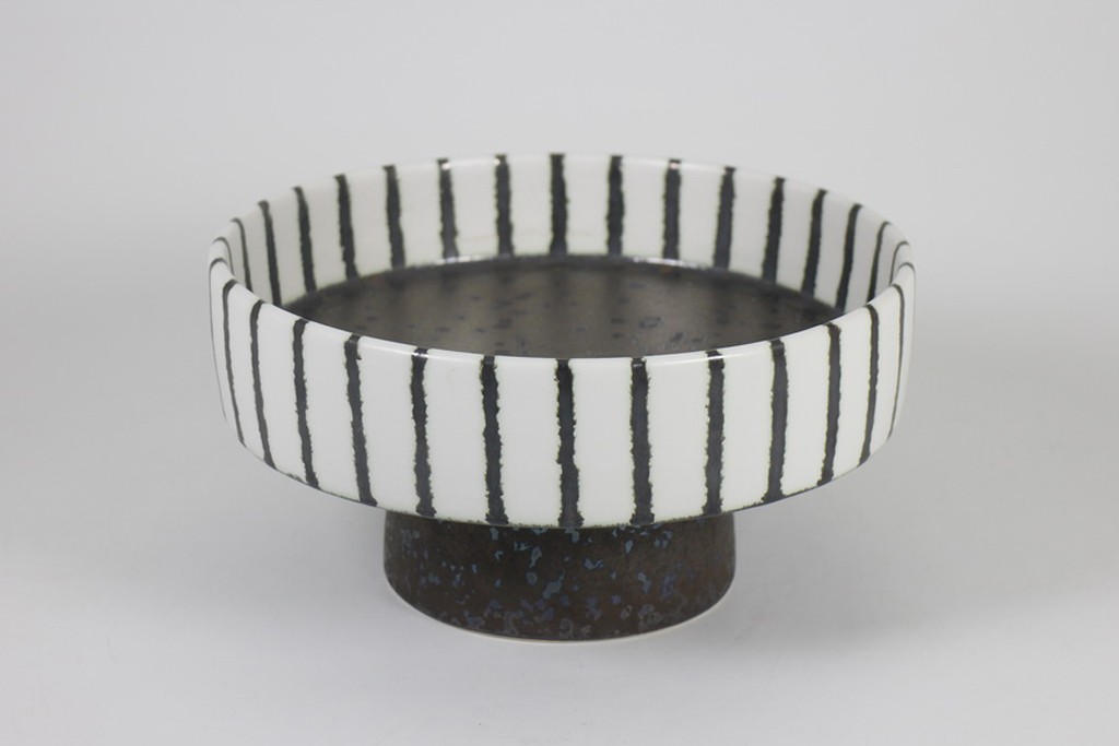 Tray with pedestal