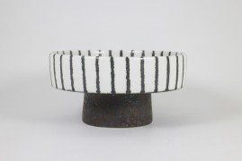 Tray with pedestal