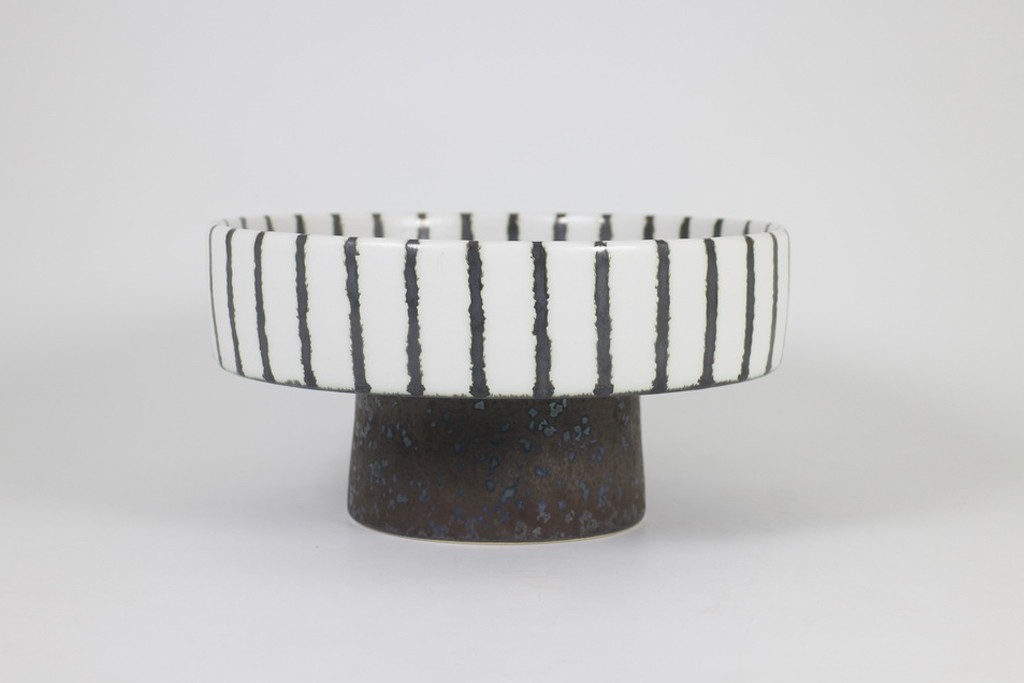 Tray with pedestal