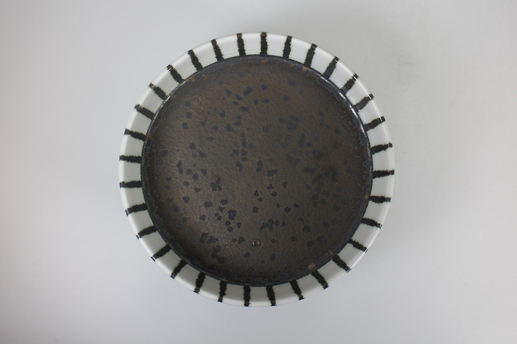 Tray with pedestal